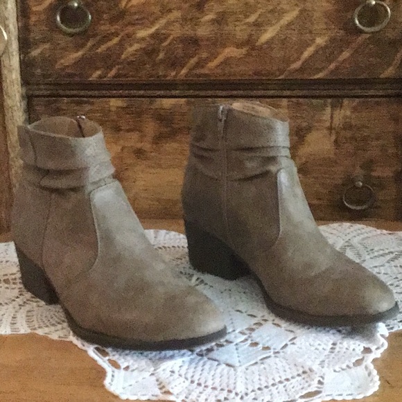 White Mountain Shoes - White Mountain tan ankle boots